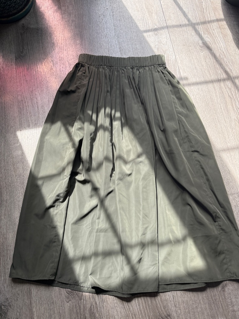 Uniqlo Classic Elastic-Waist Olive Midi Skirt